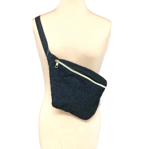bag black waist crossbody vegan sherpa wool BLUE WATERS gold tone hardware NWT - Picture 3 of 16